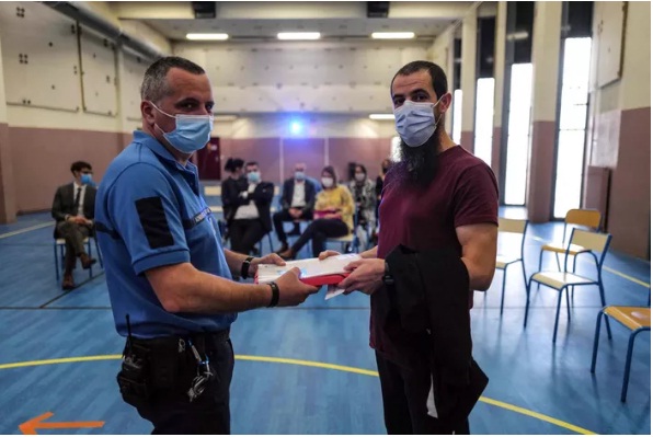 Phạm nhân có thể thi tốt nghiệp đại học từ trong tù